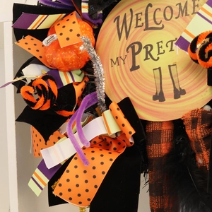 Ghirlanda di Halloween con nastri a pois e cartello Welcome My Pretty decorativo