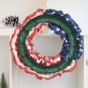 Rear view of 40cm US Independence Day wreath with sturdy green plastic frame support