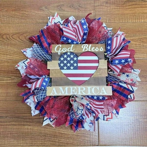 Unabhängigkeitstag Kranz mit God Bless America Schild auf Holzhintergrund