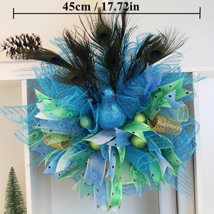 Détail de couronne en plumes de paon de 45cm avec oiseau à paillettes et pommes de pin