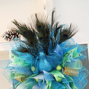 Couronne décorative en plumes de paon bleue avec paillettes et plumes naturelles murales