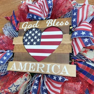 Patriotischer Kranz zum Unabhängigkeitstag mit God Bless America Schild und Schleifen