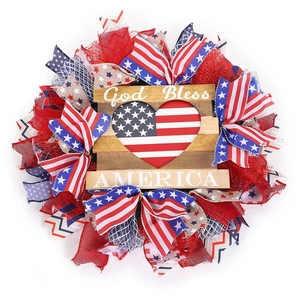Patriotischer Unabhängigkeitstag Kranz mit rot weiß blauen Bändern und Gott segne Amerika Schild