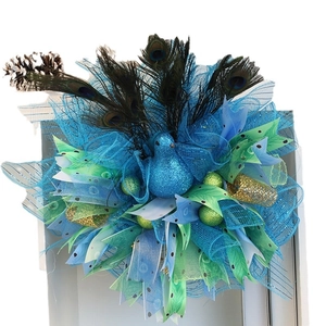 Couronne en plumes de paon avec ruban bleu et pomme de pin pour décoration murale