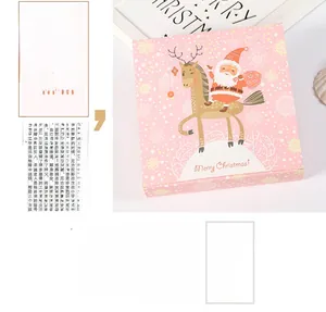 Détail du coffret cadeau de Noël rose avec illustration du Père Noël et bandeau de fête