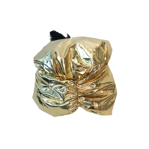 Turbante arabo dorato con pieghe metalliche e una piuma nera decorativa per costumi