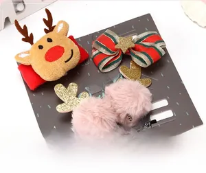 Vue détaillée des pinces à cheveux de Noël en peluche renne et nœud sur carton
