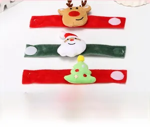 Gros plan de bracelets de Noël en peluche avec Père Noël, rennes et sapins