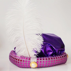 Cappello di Aladino viola con paillettes lucide e grande decorazione in piuma bianca