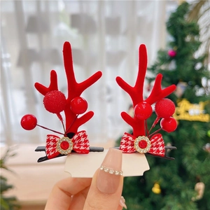 Detail von Weihnachts-Geweih-Haarspangen mit Hahnentritt-Schleifen und Rubin-Strasssteinen