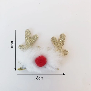 Fermaglio natalizio con corna di renna dorate e pompon rosso su sfondo bianco