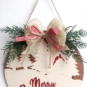 Weihnachtliches Holzschild mit Winterwaldszene, roten Vögeln und dekorativer Schleife