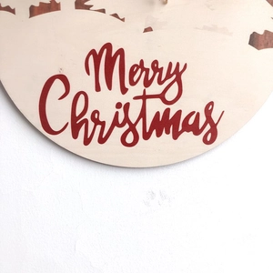 Rundes Türschild aus Holz mit rotem Merry Christmas Schriftzug und natürlicher Maserung