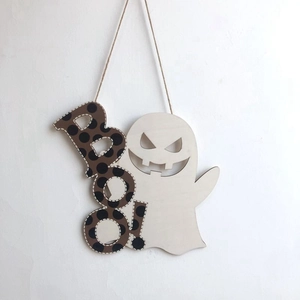 Détail d'une suspension bois Halloween avec un petit fantôme et lettrage Boo