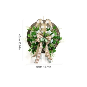 Détail d'une couronne de Pâques de 40cm avec lapin en bois et ruban décoratif vert