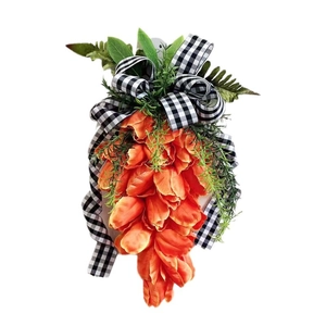 Ghirlanda carota pasquale con tulipani arancioni e fiocco a scacchi bianco nero per porta