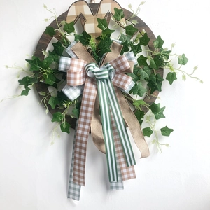 Couronne de Pâques avec roue en bois rustique, rubans variés et lierre vert, taille 40cm