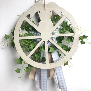 Couronne de roue en bois de Pâques avec feuilles vertes et ruban à carreaux bleus