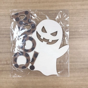 Panneau d'Halloween en bois à suspendre avec fantôme blanc et lettrage BOO! à pois bruns