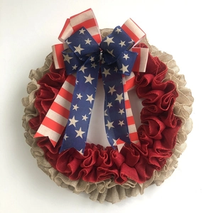 Détail d'une couronne en toile de jute faite main avec nœud drapeau USA pour déco