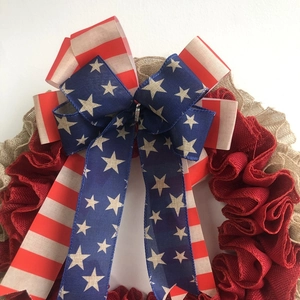 Détail du nœud drapeau américain et textures rustiques en toile de jute sur la couronne