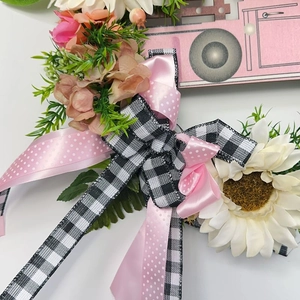 Couronne fleurie camion rose avec roses, marguerites et nœud pour décoration de maison