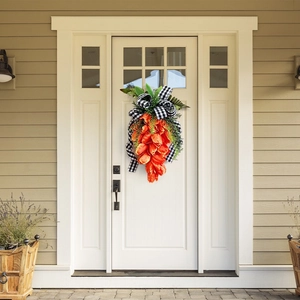 Ghirlanda carota pasquale con fiori arancioni e fiocco a scacchi per decorazione porta