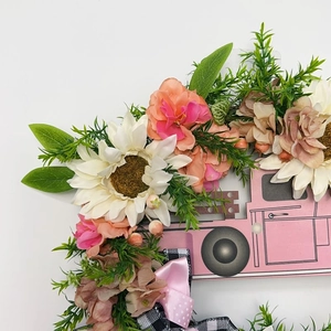 Couronne camion rose pastel avec fleurs de soie, tournesols blancs et nœuds à pois