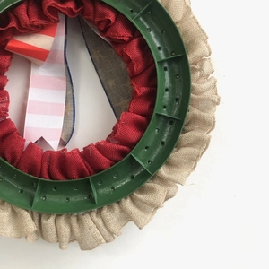 Gros plan sur la base en plastique et le ruban patriotique de la couronne de fête de 40 cm