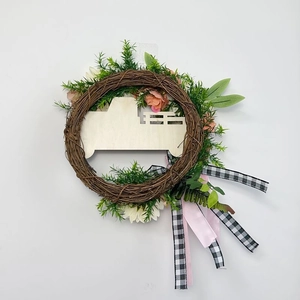 Couronne de camion rose en bois avec base en rotin naturel et verdure pour décoration