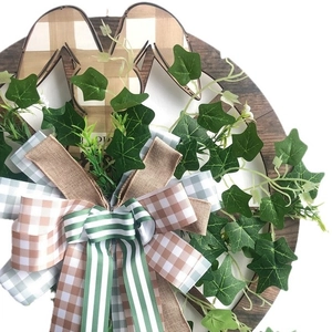 Couronne de Pâques en bois avec verdure et nœud à carreaux pour décoration de porte