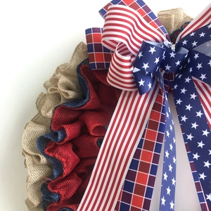 Couronne de 40cm pour l'Indépendance avec rubans rouge blanc bleu et nœud en toile