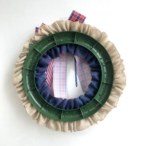 Vue arrière de la couronne patriotique avec cadre en plastique et volants en toile