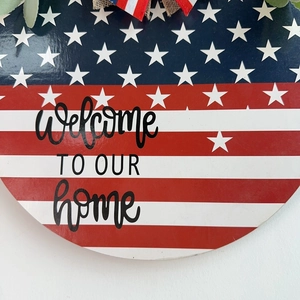 Plaque de bienvenue en bois pour la fête de l'indépendance avec drapeau et nœud