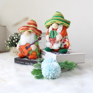 Paire de gnomes mexicains avec sombreros et guitare sur tapis en fausse fourrure