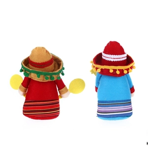 Vue arrière des gnomes de fête mexicaine avec sombreros colorés et détails en feutre vif