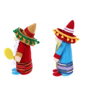 Détail de gnomes de fête mexicains en sombreros avec pompons colorés et barbes blanches