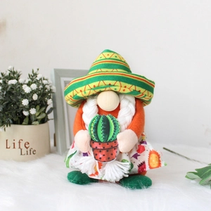 Détail d'un gnome mexicain avec sombrero et cactus sur fond en fausse fourrure blanche