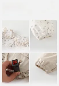 Détails d'ensemble bébé en coton fleuri avec col en dentelle et test sans fluorescence