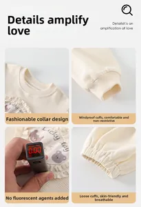 Détails de la tenue bébé en maille gaufre beige avec col en dentelle et motif d'ours