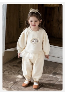 Détail d'ensemble en coton pour bébé fille avec bordure dentelle et broderie Lucky
