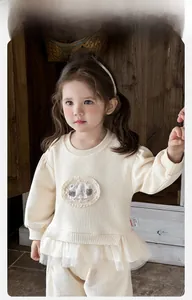 Détails du sweat bébé fille avec bordure en dentelle et broderie d'ours mignons