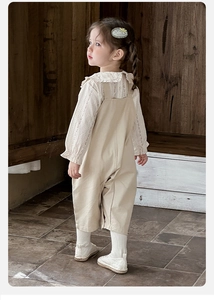 Détail du chemisier à fleurs pour bébé et de la salopette kaki, vue de dos et coton