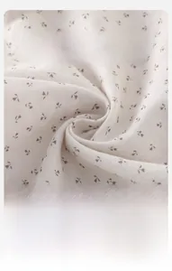 Gros plan sur un tissu pour bébé à motif floral, texture en coton doux et respirant
