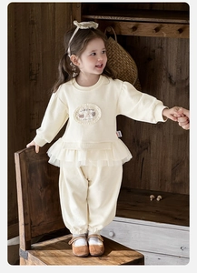 Détail du sweat-shirt en gaufre pour bébé fille avec écusson ours en dentelle et mesh