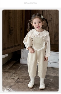 Détails de la chemise à volants et salopette beige avec broderie lapin pour bébé fille