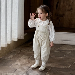 Ensemble deux pièces pour bébé fille avec haut floral et salopette beige à cœur