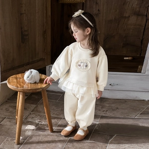 Ensemble beige en maille gaufrée pour bébé fille avec bordure en dentelle et patch