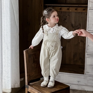 Ensemble chemise à fleurs manches longues et salopette à volants cœur pour bébé