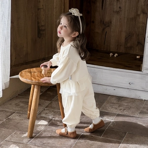 Ensemble beige élégant pour bébé fille avec bordure en dentelle et bandeau assorti